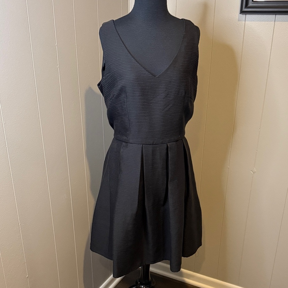 B14 Taylor Women’s 12 Black Sleeveless Midi Pleated V Neck Dress